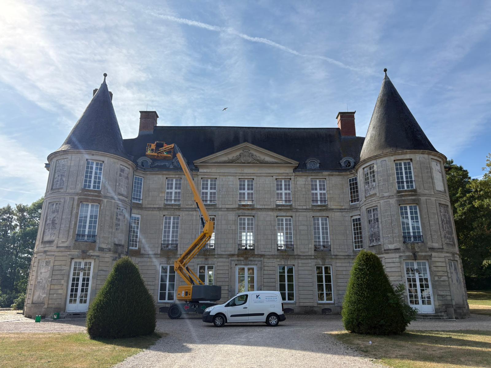 Intervention au Château d’Hénonville, avec nacelle et véhicule KV Couverture